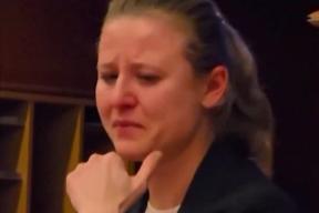 Переводчица расплакалась во время выступления мальчика из Украины в Европарламенте