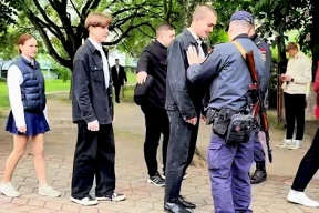 Дичь дня. В Березе выпускников школ перед централизованным экзаменом обыскивали милиционеры с автоматами